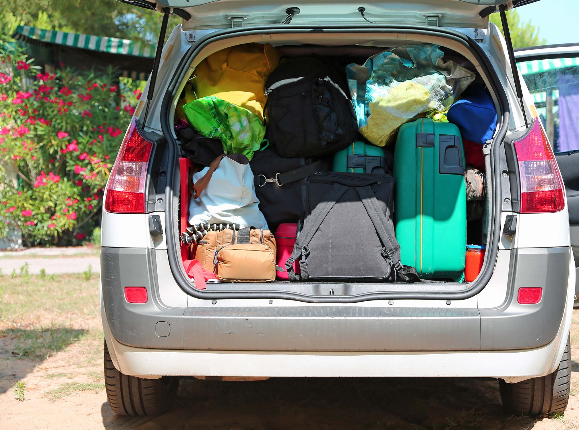 行李和手提箱放在车里准备出发