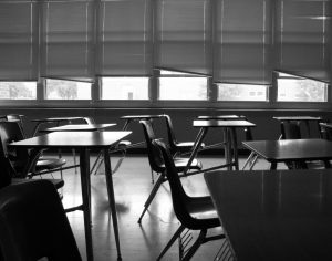 一张空教室的黑白照片。