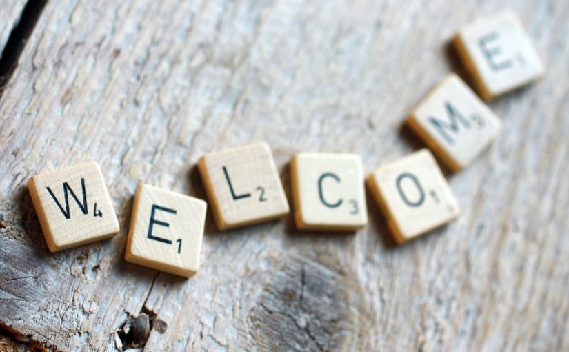 拼字游戏的字母排列成Welcome这个词的照片。