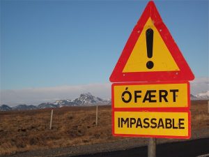 冰岛亮黄色路牌上写着“!OFAERT不可逾越的“