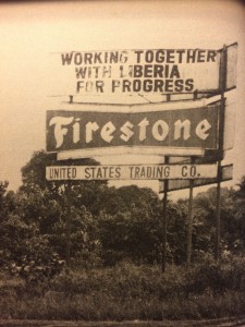 在利比里亚的费尔斯通种植园，牌子上写着:“与利比里亚共同进步:费尔斯通”。美国贸易公司