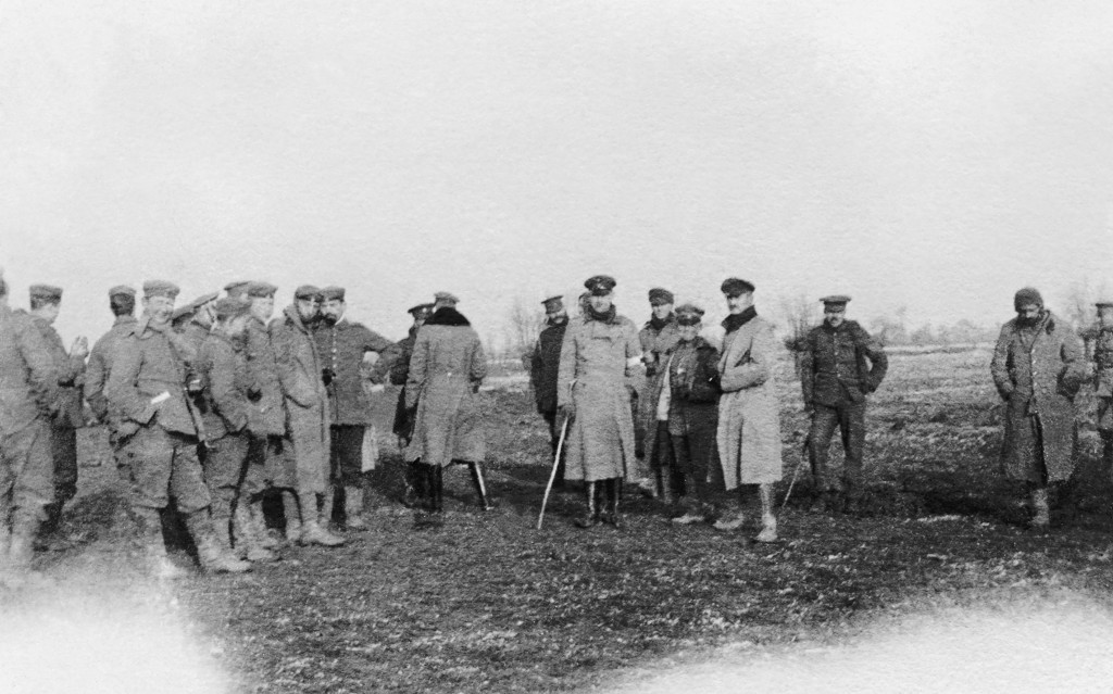 ©Harold Robson/IWM (Q 50719)。英国和德国军队在非正式休战期间在无人区会面。(Bridoux-Rouge Banc区诺森伯兰轻骑兵第7师的英军)。