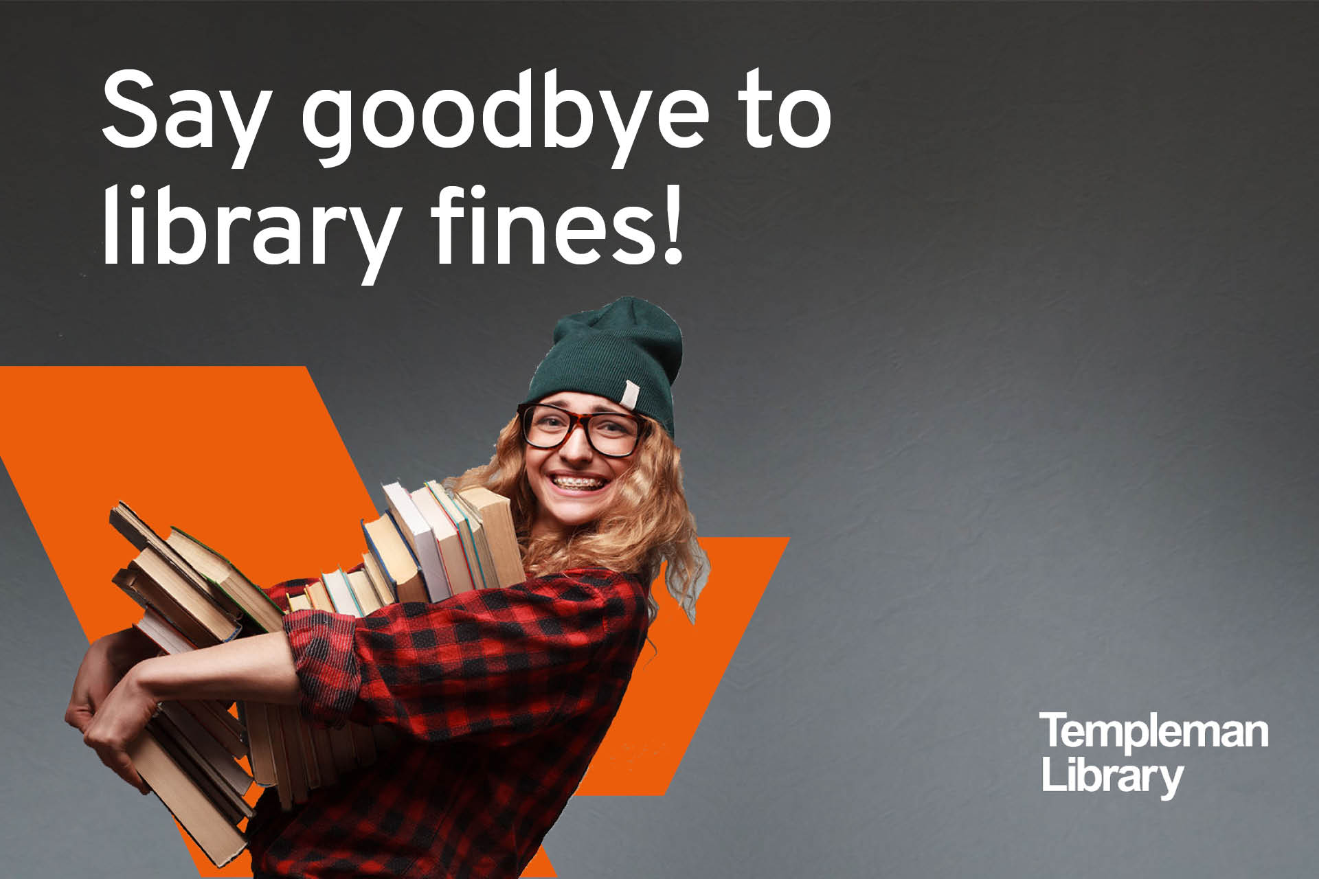 向图书馆罚款说再见吧!学生抱着一堆书