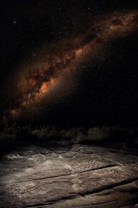 “天空中的鸸鹋”(银河系)星座的图像，在新南威尔士州的库林盖蔡斯国家公园雕刻的鸸鹋