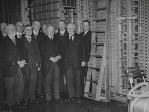 1935年，伍德参观赫尔电话交换所