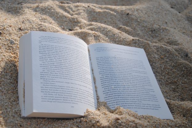 海滩上的书