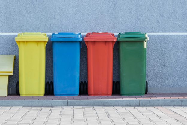 4个不同颜色的垃圾箱