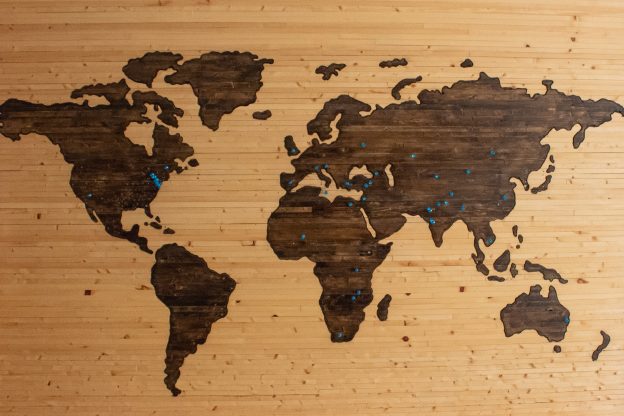 带别针的木制世界地图