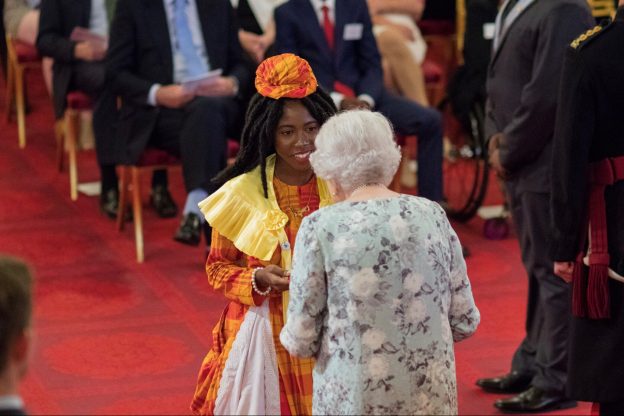 多米尼加痴呆症基金会创始人里安娜·帕特森在2017年领取女王青年领袖奖时会见了女王