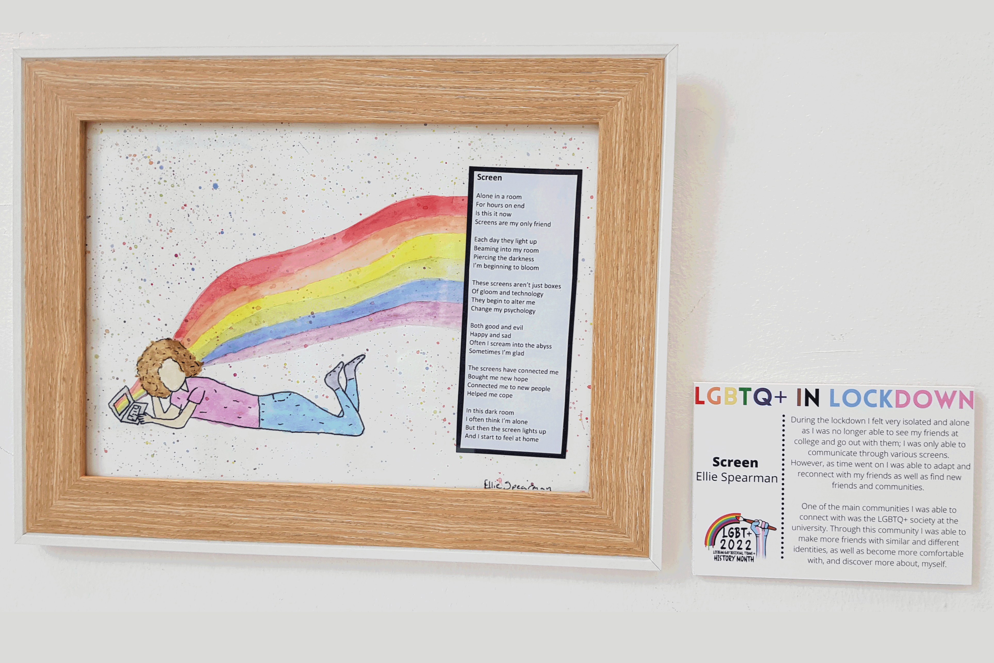 艺术作品显示学生在笔记本电脑上，彩虹从它出来。作者是学生Ellie Spearman