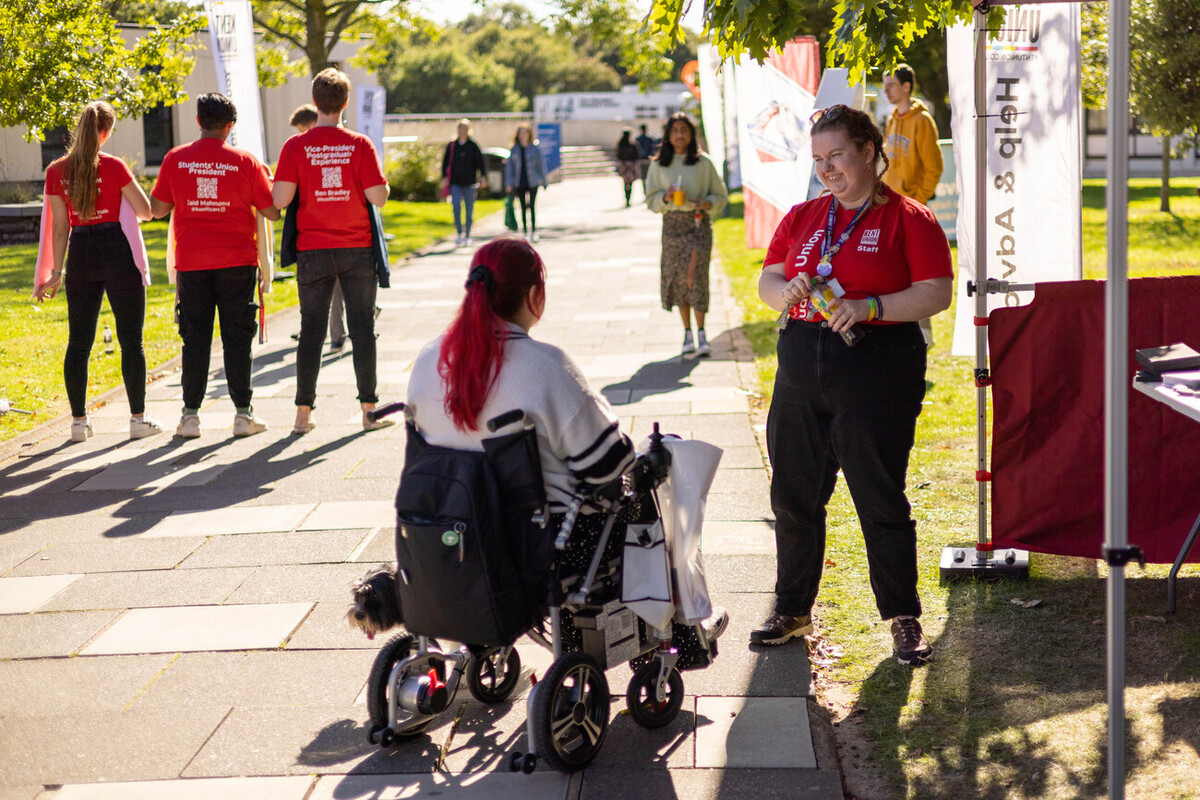 坐在轮椅上的学生与肯特工会的工作人员交谈开云体育app客服