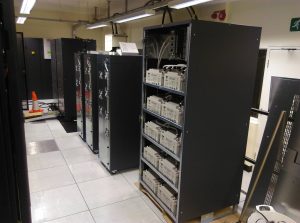 数据中心正在安装3台新的UPS机组