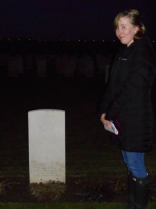 梅根·凯莱赫在她的曾祖父——皇家沃里克兵团二等兵c·博纳尔的墓前，博纳尔于1915年5月30日去世，被安葬在比利时的La Plus Douve公墓。