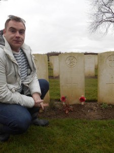尼克·哈德森在他曾祖父——伦敦团第20营二等兵西德尼·詹姆斯·贝斯特的墓前;1916年10月1日逝世，葬于法国华伦科特英国公墓。