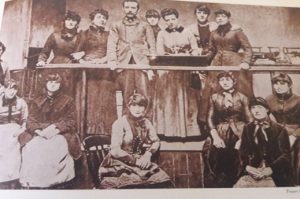 一张科比和梅“卖火柴的女孩”的棕褐色照片。