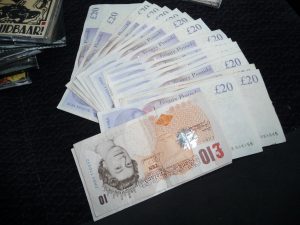 10英镑和20英镑的钞票在桌子上呈扇形展开
