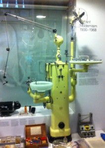 伦敦科学博物馆展出的拉斯伯恩牙科诊所的照片。