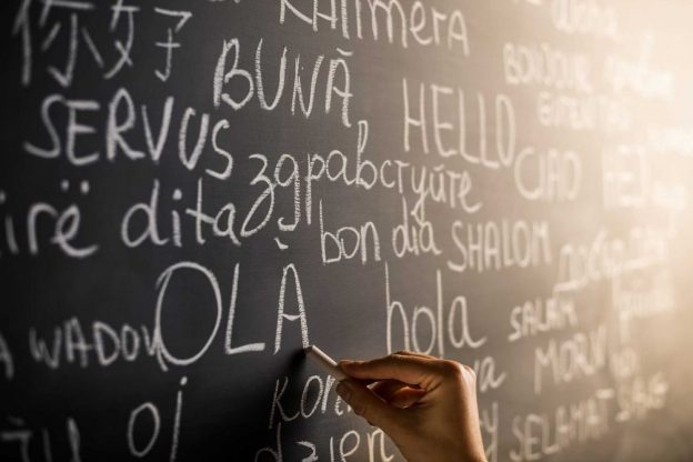 黑板上用不同的语言写着hello