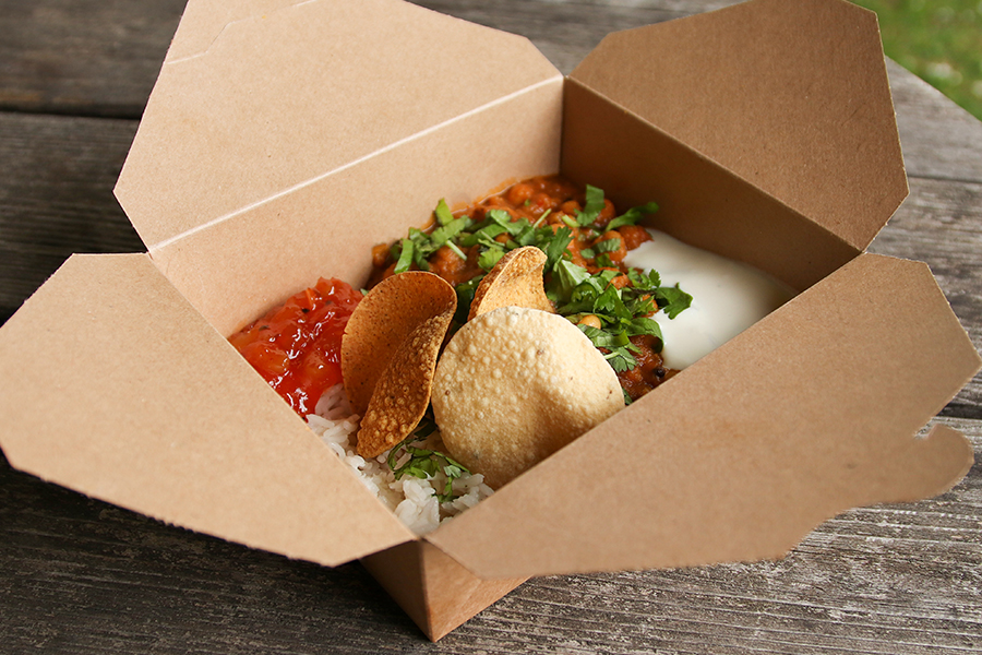 一盒鹰嘴豆咖喱，米饭，芒果酸辣酱，薄荷酸奶和迷你爆米花